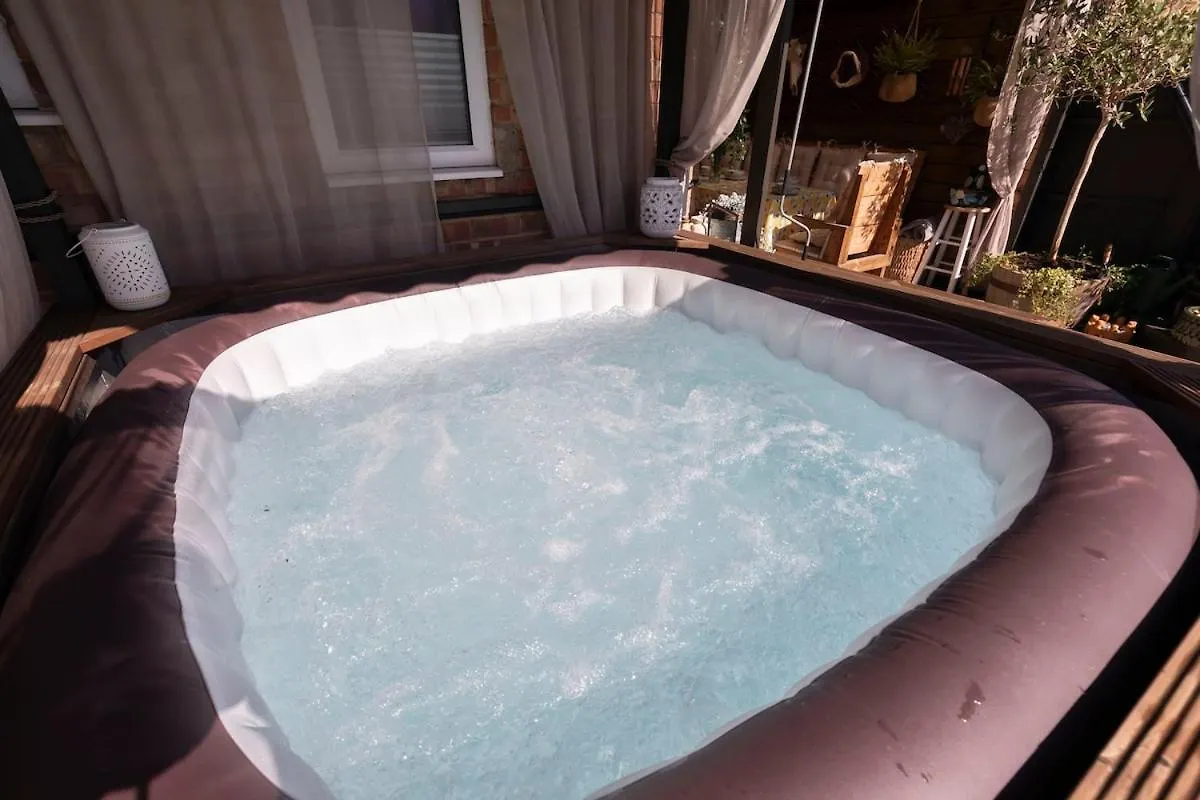 Fantastic 3-Bed Home For The Gold Cup With Hot Tub Cheltenham Holiday home