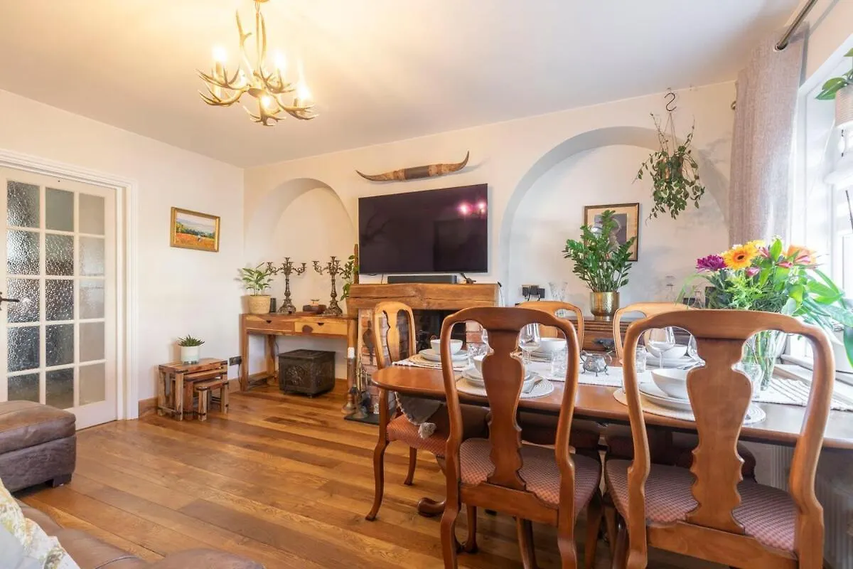 Fantastic 3-Bed Home For The Gold Cup With Hot Tub Cheltenham 0*,  United Kingdom