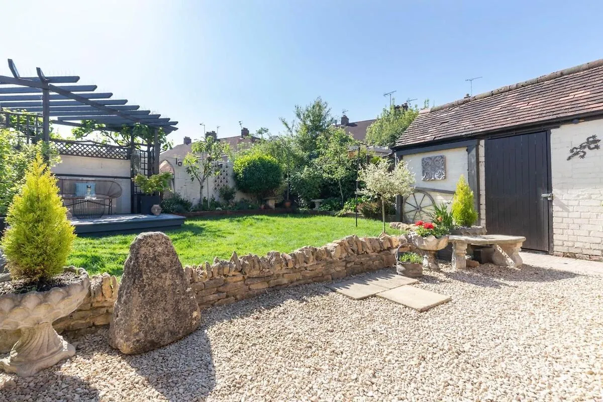 Fantastic 3-Bed Home For The Gold Cup With Hot Tub Cheltenham Holiday home