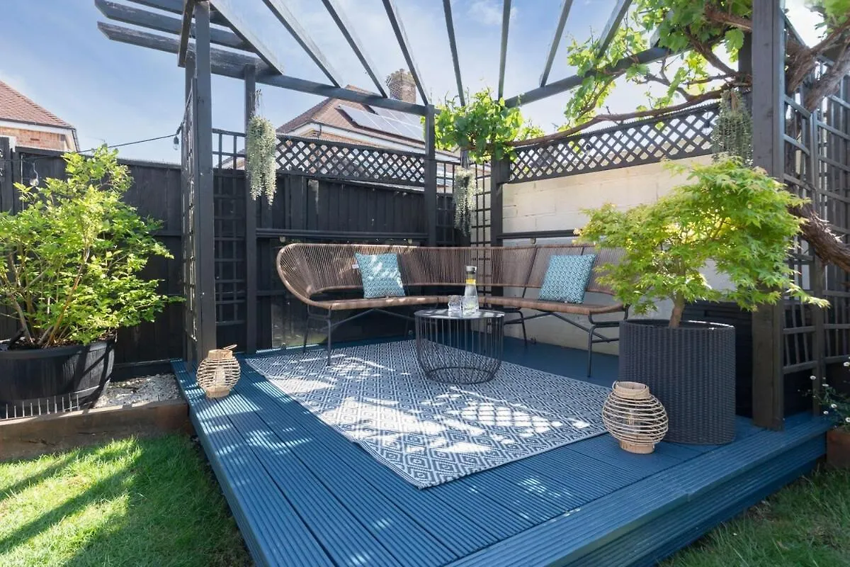 Holiday home Fantastic 3-Bed Home For The Gold Cup With Hot Tub Cheltenham