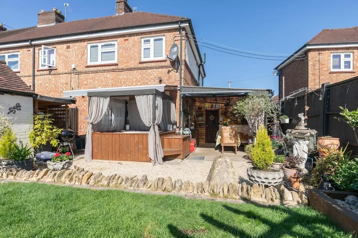 Holiday home Fantastic 3-Bed Home For The Gold Cup With Hot Tub Cheltenham