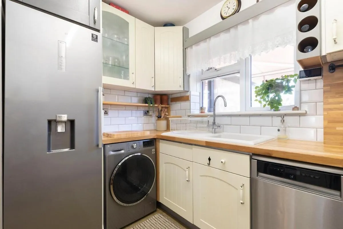 Fantastic 3-Bed Home For The Gold Cup With Hot Tub Cheltenham 0*,  United Kingdom