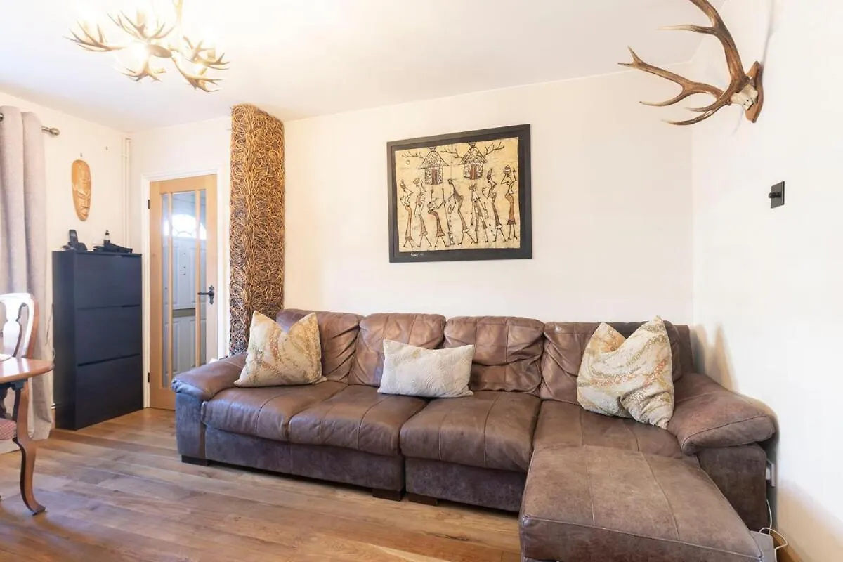 Fantastic 3-Bed Home For The Gold Cup With Hot Tub Cheltenham Holiday home