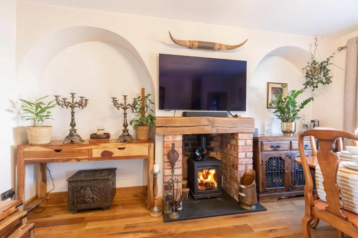 Holiday home Fantastic 3-Bed Home For The Gold Cup With Hot Tub Cheltenham United Kingdom