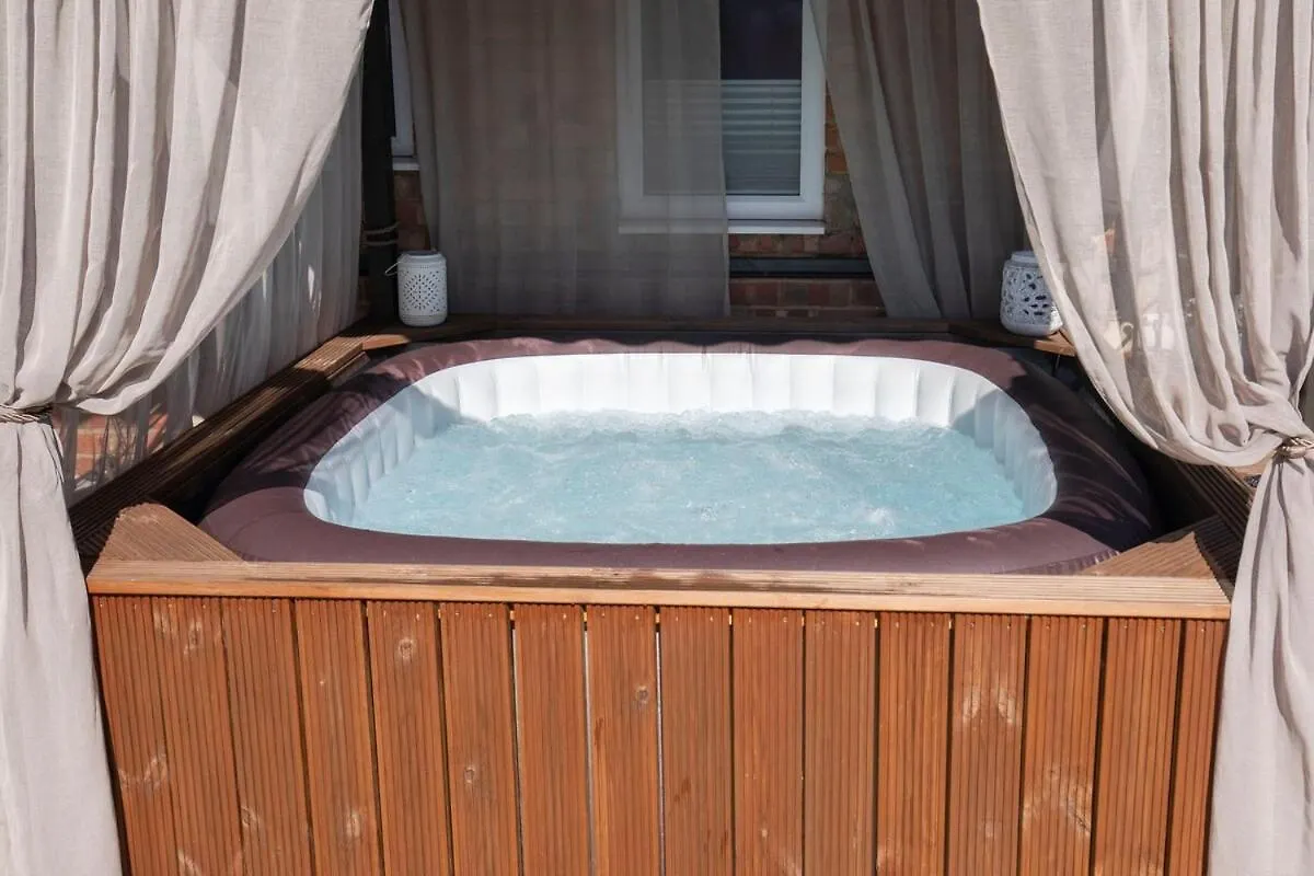 Fantastic 3-Bed Home For The Gold Cup With Hot Tub Cheltenham 0*,  United Kingdom