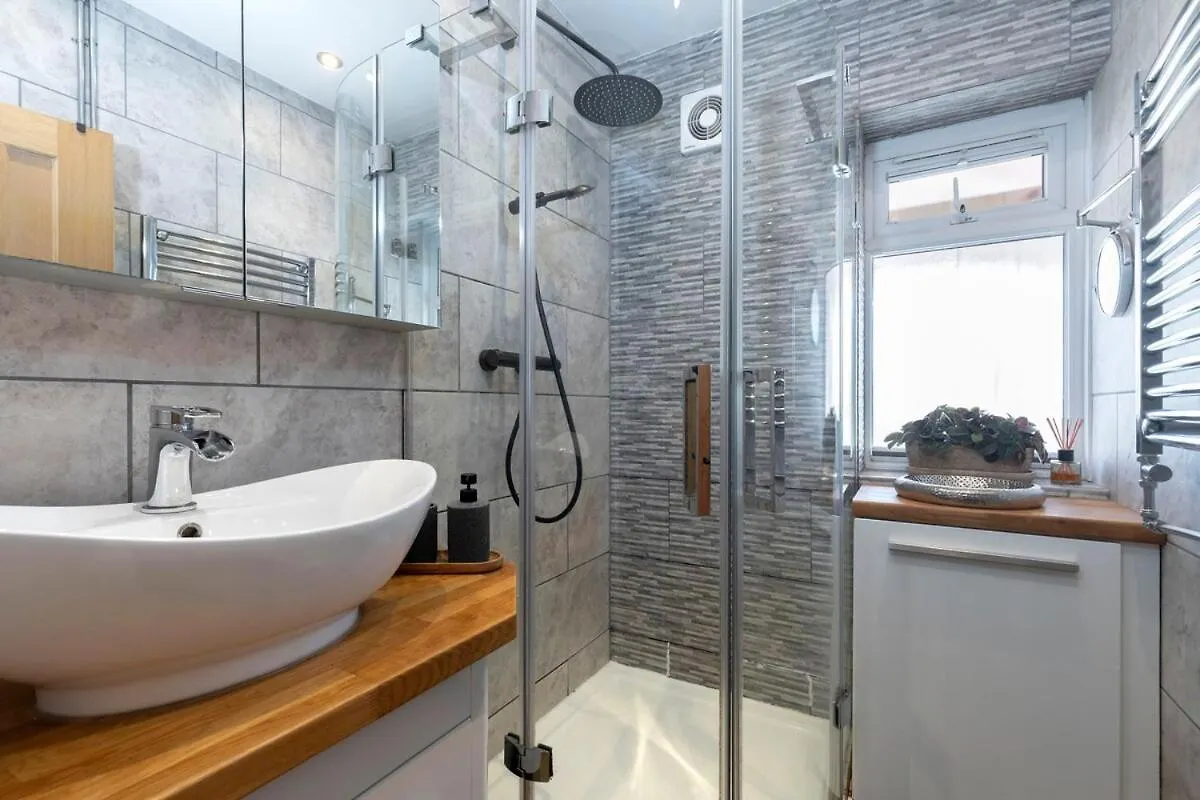 Holiday home Fantastic 3-Bed Home For The Gold Cup With Hot Tub Cheltenham United Kingdom