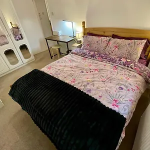 Holiday home Vernon Place Town Centre, Vernon 3-bed With Parking, 1a Vernon Court 2-bed With Parking, 1b No Parking, Off The High Street Next To Sandford Park, Cheltenham