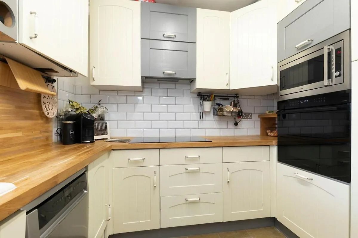 Fantastic 3-Bed Home For The Gold Cup With Hot Tub Cheltenham Holiday home