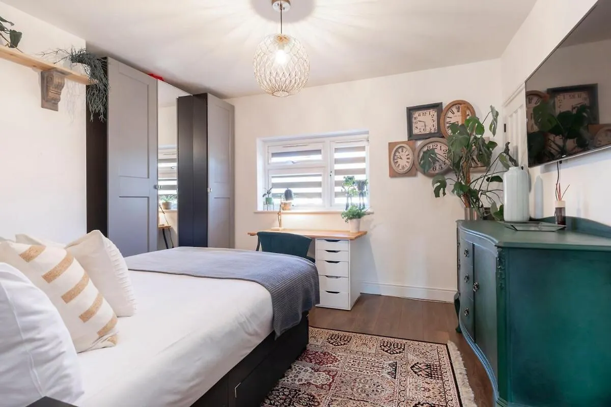 Fantastic 3-Bed Home For The Gold Cup With Hot Tub Cheltenham 0*,